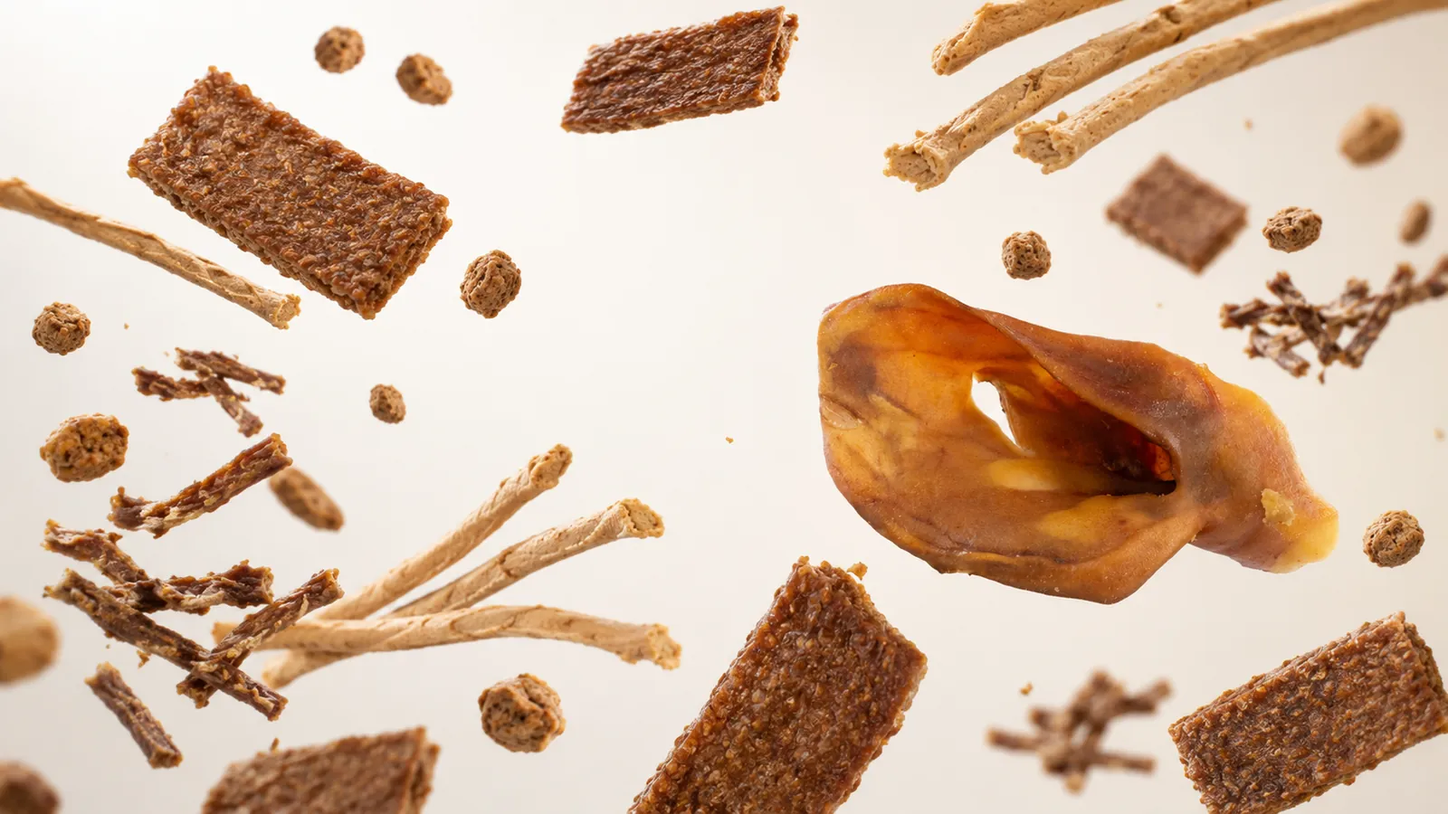 Premium Snacks für glückliche Hunde — Naturkau und Formfleisch aus eigener Produktion